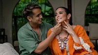 Salah satu pose Jennifer Jill dengan suaminya, Ajun Perwira.  Foto: instagram Jennifer Jill