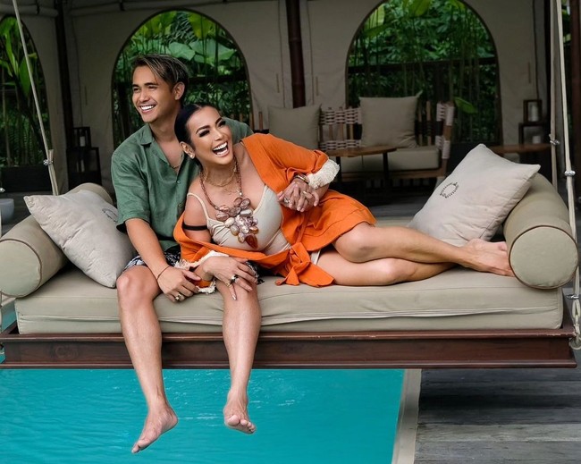 Jennifer Jill menikah dengan aktor Ajun Perwira pada 2019, Meski terpaut usia cukup jauh, yaitu 17 tahun, pasangan ini tetap menunjukkan kekompakan dan telah memiliki satu anak. Foto: instagram jennifer jill