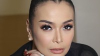 Dalam Channel YouTube Plus 26, Jennifer Jill memberikan klarifiaksi mengenai Philo Paz Armand. Ia merasa kesal karena anaknya selalu disangkutpautkan dengan Azizah Salsha. Diketahui Philo Paz Armand memang pernah pacaran dengan Azizah Salsha beberapa tahun lalu. Foto: instagram jennifer jill