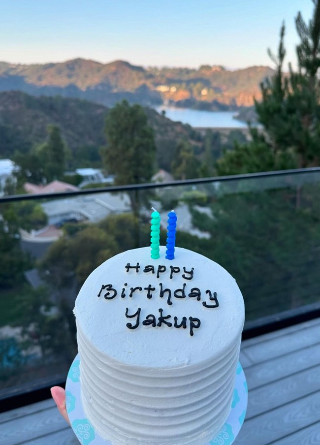 Di hari spesial suaminya, Jessica tampak membuat perayaan sederhana. Ia juga terlihat sudah menyiapkan kue ulang tahun bertuliskan Happy Birthday Yakup. Foto: Instagram/@jscmila