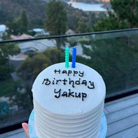 Di hari spesial suaminya, Jessica tampak membuat perayaan sederhana. Ia juga terlihat sudah menyiapkan kue ulang tahun bertuliskan Happy Birthday Yakup. Foto: Instagram/@jscmila