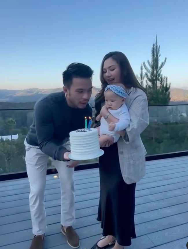 Meski dirayakan secara sederhana namun perayaan ulang tahun tersebut terlihat makin berkesan dengan kehadiran baby Kyarra, putri Jessica dan Yakup. Terlihat Yakup tiup lilin bersama sang istri dan putri kecilnya tersebut. Foto: Instagram/@jscmila