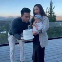 Meski dirayakan secara sederhana namun perayaan ulang tahun tersebut terlihat makin berkesan dengan kehadiran baby Kyarra, putri Jessica dan Yakup. Terlihat Yakup tiup lilin bersama sang istri dan putri kecilnya tersebut. Foto: Instagram/@jscmila