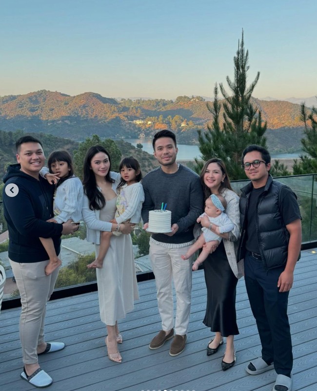 Beberapa kerabatnya juga terlihat hadir di acara perayaan sederhana ulang tahun Yakup Hasibuan yang ke-29 tahun.  Foto: Instagram/@jscmila
