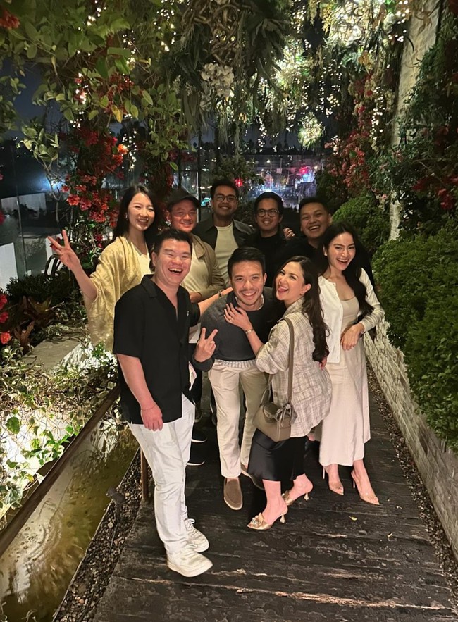 Malam harinya Jessica kembali membuat perayaan ulang tahun untuk sang suami. Bersama para kerabatnya, perayaan tersebut juga tampak sederhana. Foto: Instagram/@jscmila