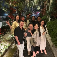 Malam harinya Jessica kembali membuat perayaan ulang tahun untuk sang suami. Bersama para kerabatnya, perayaan tersebut juga tampak sederhana. Foto: Instagram/@jscmila