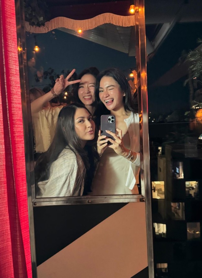 Di perayaannya kali ini baby Kyarra tak terlihat ikut mendampingi kedua orangtuanya.  Foto: Instagram/@jscmila