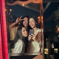 Di perayaannya kali ini baby Kyarra tak terlihat ikut mendampingi kedua orangtuanya.  Foto: Instagram/@jscmila