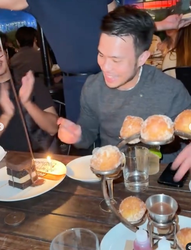 Dirayakan di sebuah restoran, terlihat Yakup yang kembali mendapat kejutan berupa kue ulang tahun kecil dengan lilin yang sudah dinyalakan. Yakup pun tampak tersenyum mendapat kejutan tersebut. Foto: Instagram/@jscmila