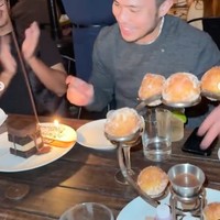 Dirayakan di sebuah restoran, terlihat Yakup yang kembali mendapat kejutan berupa kue ulang tahun kecil dengan lilin yang sudah dinyalakan. Yakup pun tampak tersenyum mendapat kejutan tersebut. Foto: Instagram/@jscmila