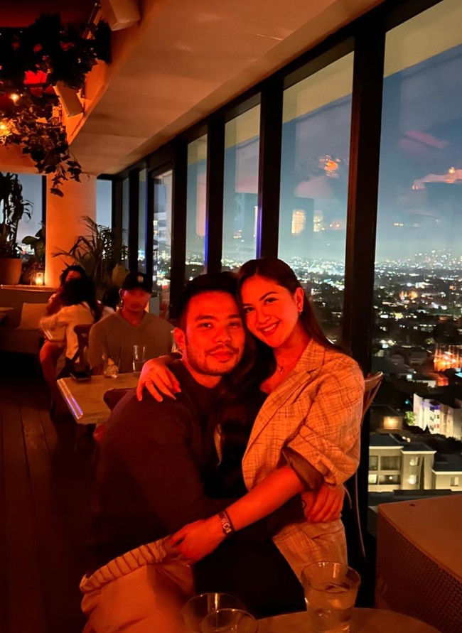 Pasangan yang telah menikah pada 5 Mei 2023 itu juga tampak memamerkan kemesraan mereka. Dalam salah satu foto yang diunggah terlihat Yakup yang memangku sang istri, Jessica Mila. Foto: Instagram/@jscmila