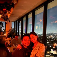 Pasangan yang telah menikah pada 5 Mei 2023 itu juga tampak memamerkan kemesraan mereka. Dalam salah satu foto yang diunggah terlihat Yakup yang memangku sang istri, Jessica Mila. Foto: Instagram/@jscmila