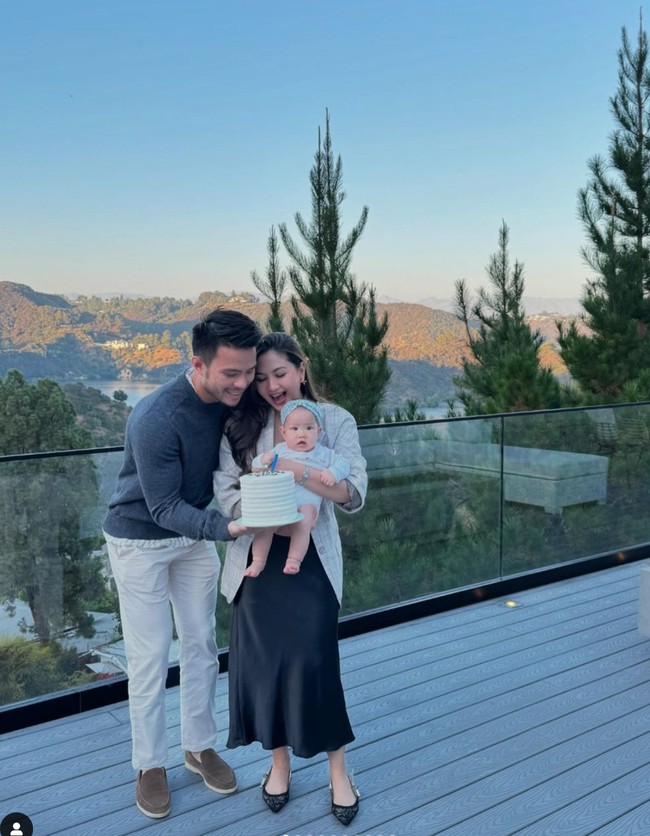 Suami Jessica Mila, Yakup Hasibuan, baru saja merayakan ulang tahun pada 31 Agustus. Perayaan ulang tahunnya itu bertepatan saat Yakup dan keluarga kecilnya tengah berada di Amerika. Foto: Instagram/@jscmila