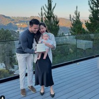 Suami Jessica Mila, Yakup Hasibuan, baru saja merayakan ulang tahun pada 31 Agustus. Perayaan ulang tahunnya itu bertepatan saat Yakup dan keluarga kecilnya tengah berada di Amerika. Foto: Instagram/@jscmila