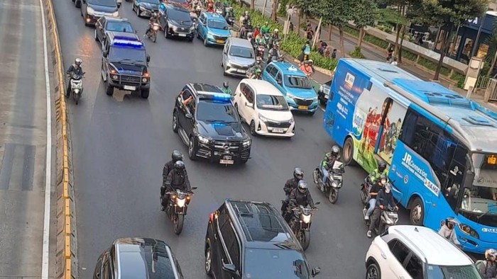 Jokowi pulang ke Bogor naik mobil medium MPV. (Dok. istimewa)