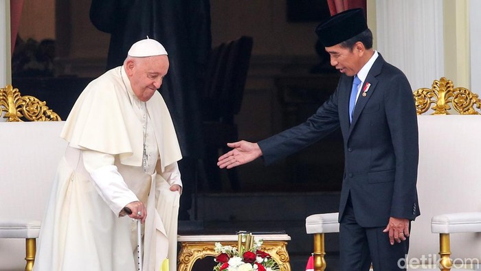 Presiden Joko Widodo (Jokowi) menyambut kedatangan Paus Fransiskus di Istana Merdeka, Jakarta, Rabu (4/9/2024).