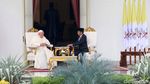Momen Jokowi dan Paus Fransiskus Bincang Santai di Veranda Istana Merdeka