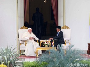 Jokowi Ungkap Paus Fransiskus Kaget Dengar Cerita Anak Muda di RI Punya 3 Anak