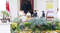 Dalam pertemuan ini Jokowi didampingi Menlu Retno Marsudi seusai upacara kenegaraan, sementara Paus Fransiskus didampingi satu delegasi dari Vatikan.
