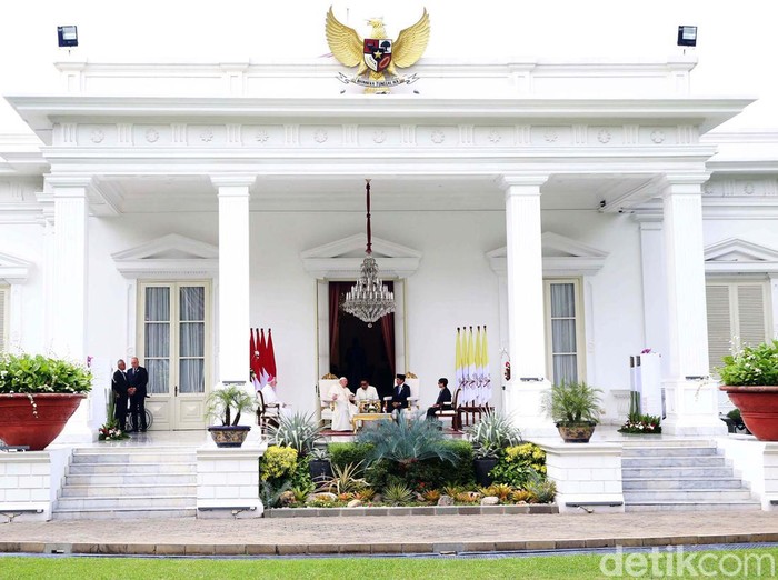 Presiden Joko Widodo (Jokowi) menyambut kedatangan Paus Fransiskus di Istana Merdeka, Jakarta, Rabu (4/9/2024).