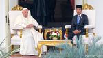 Momen Jokowi dan Paus Fransiskus Bincang Santai di Veranda Istana Merdeka