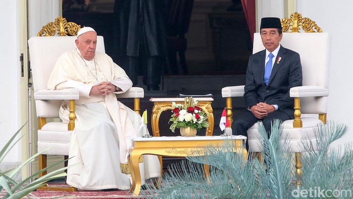 Presiden Joko Widodo (Jokowi) menyambut kedatangan Paus Fransiskus di Istana Merdeka, Jakarta, Rabu (4/9/2024).