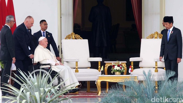Jokowi Sambut Paus Fransiskus di Istana Merdeka Jakarta Presiden Joko Widodo (Jokowi) menyambut kedatangan Paus Fransiskus di Istana Merdeka, Jakarta, Rabu (4/9/2024).