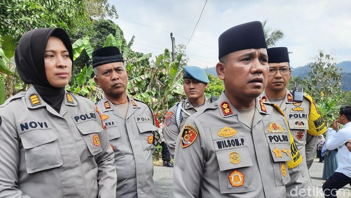 Kapolres Kulon Progo, AKBP Wilson Bugner Pasaribu saat memberikan keterangan di rumah duka Ipda BS, Dusun Gendu, Kalurahan Jatimulyo, Kapanewon Girimulyo, Kulon Progo, Rabu (4/9/2024).