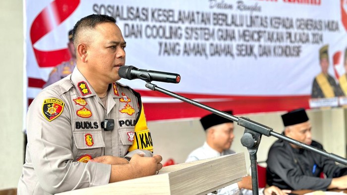 Kapolres Rokan Hulu AKBP Budi Setiyono membuka Sosialisasi Safety Riding-Pilkada Damai. (Dok Humas Polres Rohul)