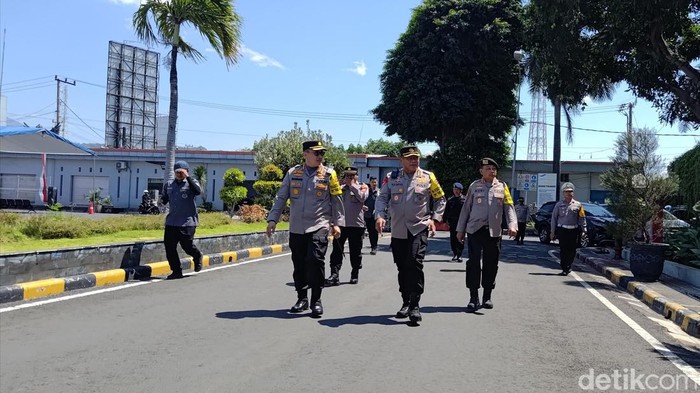 Kapolresta Banyuwangi Kombes Nanang Haryono saat mendampingi Karo Ops Polda Jatim Kombes Puji Santosa melakukan pengecekan jalur masuk di pelabuhan Ketapang Banyuwangi.