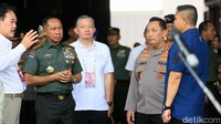 Jenderal Sigit bersama Jenderal Agus meninjau langsung Posko Tribtara di GBK, Jakarta Pusat.  