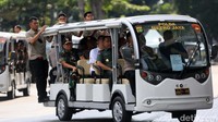 Mereka bersama-sama meninjau dengan menggunakan buggi car stadion utama hingga jalur yang nantinya dilalui Paus Fransiskus menjelang kegiatan Misa Akbar.  