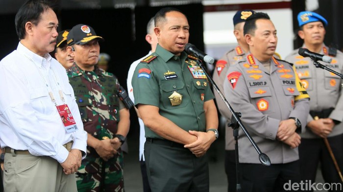 Kapolri-Panglima TNI Cek Pengamanan di GBK Jelang Misa Akbar Paus Fransiskus Paus Fransiskus akan gelar Misa Akbar di GBK besok. Kapolri Jenderal Listyo Sigit Prabowo dan Panglima TNI Jenderal Agus Subiyanto turut meninjau pengamanan di GBK.