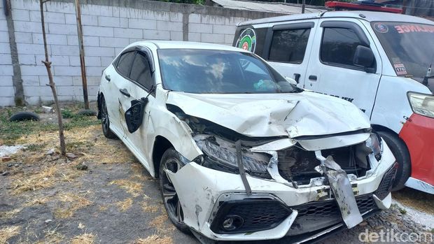 Kendaraan yang terlibat kecelakaan lalulintas di Overpass Manahan Solo, saat diamankan di Mapolreeta Solo, Rabu (4/9/2024).