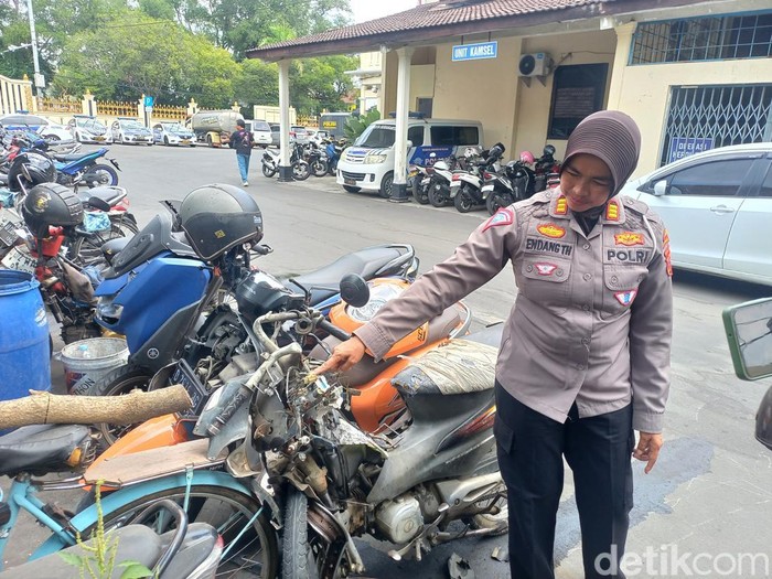 Kendaraan yang terlibat kecelakaan lalulintas di Overpass Manahan Solo, saat diamankan di Mapolreeta Solo, Rabu (4/9/2024).