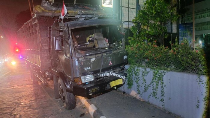 Truk Mitsubishi yang dikendarai Rochim masih berada di pagar Kampus Unisa Jogja, Rabu (4/9/2024).