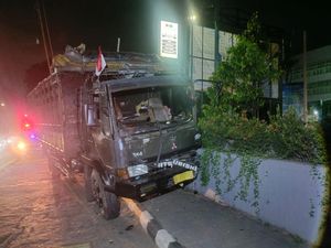 Hilang Kendali, Truk Terjang Trotoar-Tabrak Pagar Kampus Unisa Jogja