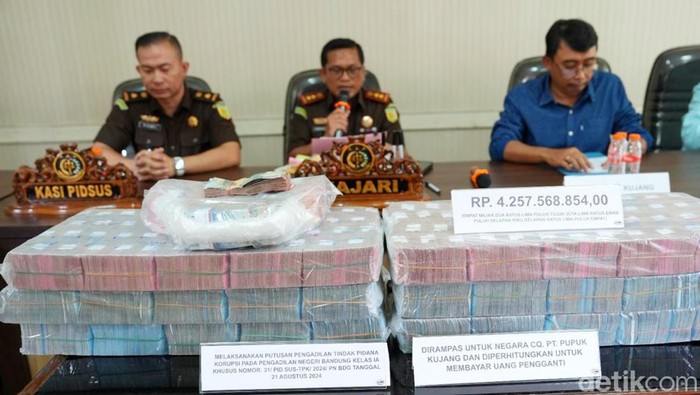 Kejari Karawang menerima uang pengganti kasus korupsi pupuk