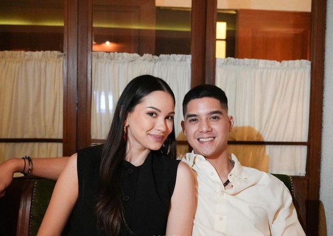 Al tampak mengajak kekasihnya, Alyssa Daguise. Paras cantik wanita 26 tahun keturunan Prancis itu juga tak kalah mencuri atensi. Cantik dan ganteng, keduanya terlihat begitu serasi. Foto: Instagram/@elelrumi