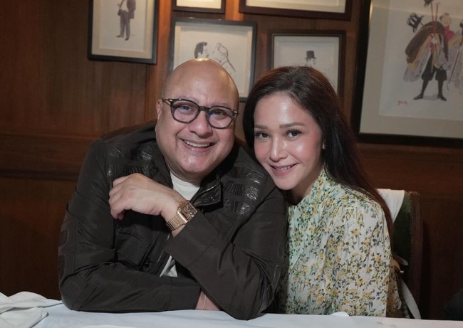 Datang bersama suaminya, Irwan Mussry, pesona Maia Estianty juga tak kalah memukau. Karena paras memukau tersebut, tak sedikit yang menjuluki keluarga Maia sebagai keluarga good looking. Foto: Instagram/@elelrumi