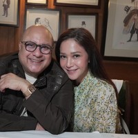 Datang bersama suaminya, Irwan Mussry, pesona Maia Estianty juga tak kalah memukau. Karena paras memukau tersebut, tak sedikit yang menjuluki keluarga Maia sebagai keluarga good looking. Foto: Instagram/@elelrumi