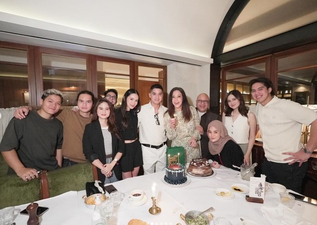 Maia Estianty dan keluarganya tampak berkumpul untuk merayakan ulang tahun putra sulungnya, Al Ghazali. Berpose bersama, paras tampan dan cantik anak-anak serta calon menantu Maia curi atensi. Foto: Instagram/@elelrumi