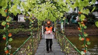 Pembuatan pernak-pernik dari sampah plastik ini sekaligus menjadi inovasi untuk mengurangi sampah di wilayah itu.