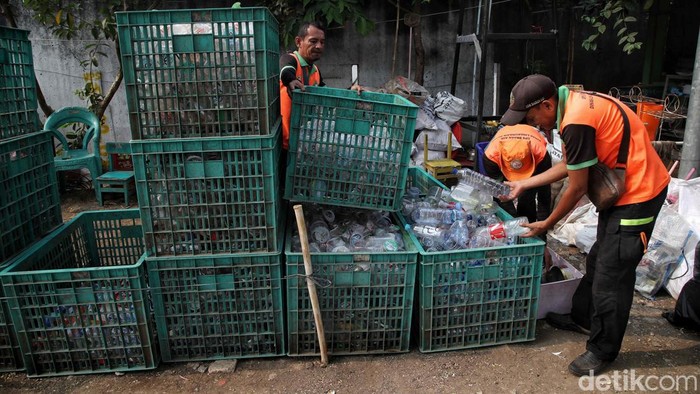 Petugas UPS Badan Air Dinas Lingkungan Hidup Kecamatan Cipayung  Romadhoni membuat lampu hias dari sampah. Kreatif bukan? Yuk lihat hasilnya.