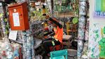 Keren! Sampah Plastik Disulap Jadi Lampu Hias