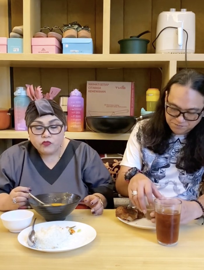 Keseruan Nunung Saat Masak Cumi hingga Jajan Es Kelapa Muda