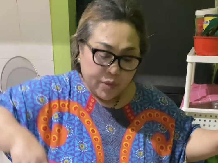 Keseruan Nunung Saat Masak Cumi hingga Jajan Es Kelapa Muda