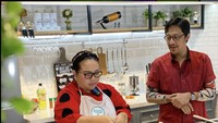 Kali ini pelawak Srimulat-OVJ itu sedang menunjukkan keahlian masaknya. Ditemani Andre, Nunung tampak membuat hidangan sederhana berupa sandwich. Foto: Instagram @nunung63.official
