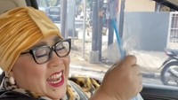 Tidak hanya masak, teman Sule itu juga sering kulineran seru. Ini salah satu momen ketika Nunung memamerkan dirinya habis jajan es kelapa muda yang segar. Foto: Instagram @nunung63.official