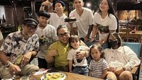 Sebelum membuat pengakuan tentang keluarganya, pemain Si Doel Anak Sekolahan itu sempat membagikan momen hangat saat makan malam bersama keluarganya di restoran. Foto: Instagram @nunung63.official
